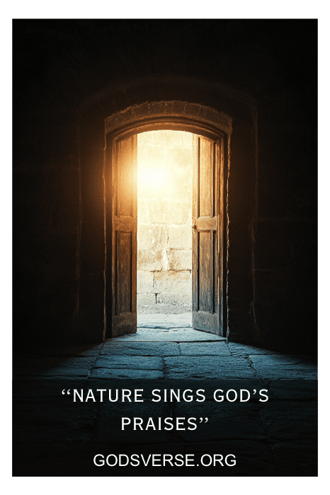 Uma porta de madeira aberta com luz brilhando através dela, com a legenda "NATURE SINGS GOD'S PRAISES" e "GODSVERSE.ORG", que lembra os dizeres de placas de igreja para a primavera.
