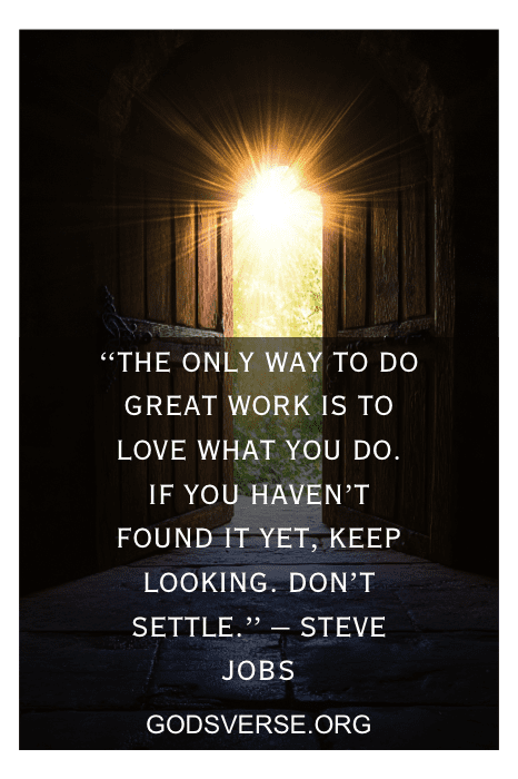 Porta de madeira aberta com a luz do sol brilhando, iluminando uma citação de Steve Jobs sobre a busca da paixão e da excelência - um incentivo perfeito para qualquer namorado que esteja buscando a grandeza.
