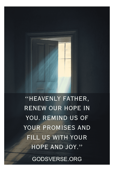 La luz del sol a través de la puerta ilumina un momento de paz, con la cita: "Padre celestial, renueva nuestra esperanza... llénanos de tu esperanza y alegría". Una oración perfecta para el servicio religioso. - godsverse.org.