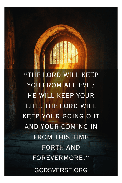 Uma porta em arco pouco iluminada com o texto do Salmo 121:7-8, um belo exemplo de versículos do Salmo sobre a vida, sobreposto à imagem.
