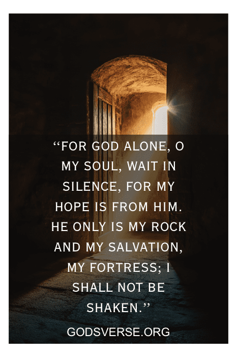Una puerta tenuemente iluminada lleva el alentador versículo de los Salmos: "Sólo a Dios, oh alma mía, espera en silencio..." de godsverse.org.