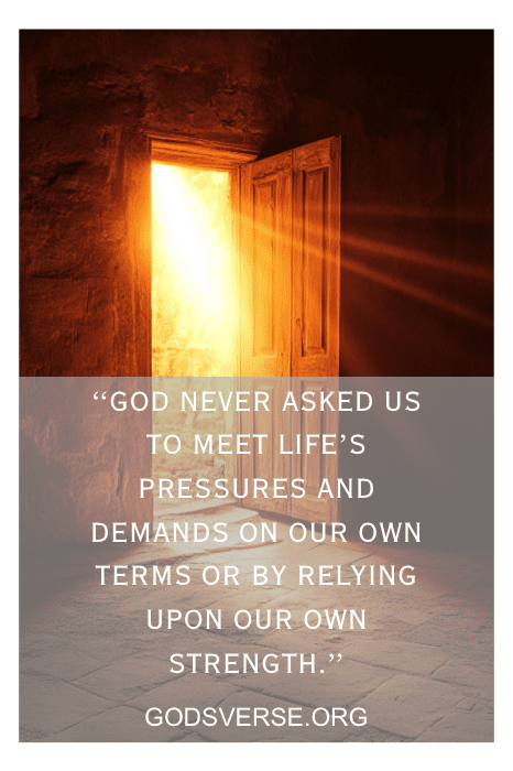 Uma porta se abre para uma luz brilhante com uma citação de Charles Swindoll sobre confiar na força de Deus.