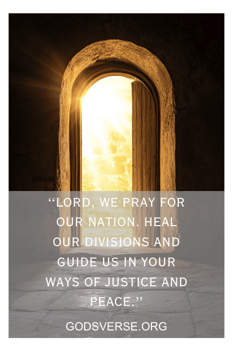 Una puerta resplandeciente con una Oración para el Servicio de la Iglesia se funde a la perfección con una cita sobre la curación y la paz de godsverse.org.