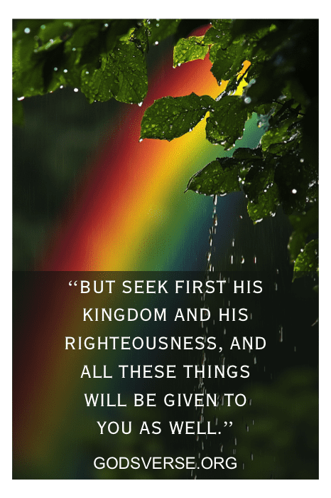 Un arco iris con lluvia y hojas adorna la escena, acompañada de una cita inspiradora sobre la búsqueda de la rectitud de godsverse.org, centrada en citas de Dios que guían la paz interior.