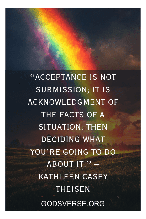 Arco iris sobre un campo con la cita "La aceptación no es sumisión..." de Kathleen Casey Theisen, que nos recuerda que, al igual que el arco iris sigue a la tormenta, el crecimiento personal a menudo sigue a los retos de la vida. Explora más sabiduría en Godsverse.org sobre la superación de las pruebas, incluyendo perspicaces citas de hombres infieles.