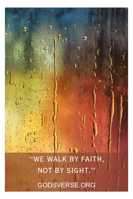 Un colorido cristal empapado de lluvia con el texto "Caminamos por la fe, no por la vista" en la parte inferior: una cita eclesiƔstica perfecta para Instagram.