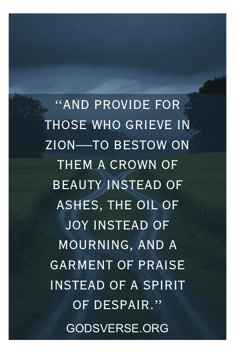 Uma citação motivacional, em um cenário escuro e nublado com árvores e um campo, oferece sabedoria semelhante aos versículos bíblicos para desespero. O texto inclui "Godsverse.org", inspirando força mesmo em meio à tempestade.