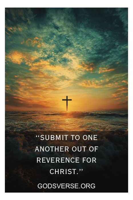 Uma cruz em silhueta contra um pôr do sol vibrante sobre o oceano traz o texto: "Submetam-se uns aos outros por reverência a Cristo", ecoando um versículo da Bíblia sobre comunicação no casamento.