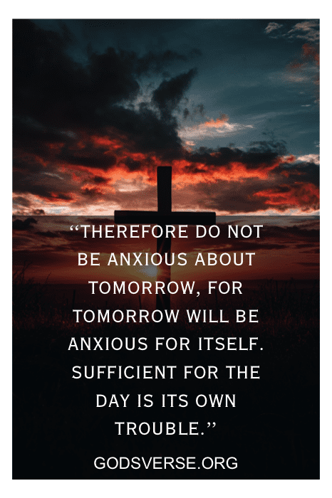 Silueta de una cruz contra un cielo al atardecer con una cita bíblica conmovedora sobre no estar ansioso, de godsverse.org-un tributo conmovedor perfecto para Versos Conmemorativos para Esposo.