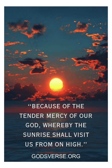Amanecer sobre el océano con nubes, con una cita sobre la misericordia de Dios de Godsverse.org. Experimenta la serena majestuosidad mientras la luz baila sobre las olas, resonando con la alegría de la mañana, un versículo bíblico que habla de la esperanza renovada y la gracia divina.