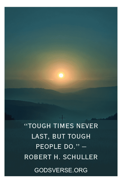 Pôr do sol sobre as colinas com um toque de motivação: "Tempos difíceis nunca duram, mas pessoas difíceis sim." - Robert H. Schuller. Encontre mais inspiração em godsverse.org, onde as citações oferecem força e incentivo para os homens e suas jornadas.