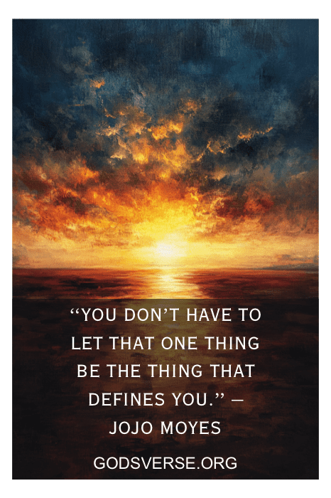 Cielo al atardecer sobre el agua con cita: "No tienes que dejar que esa única cosa sea la que te defina". - Jojo Moyes. Incluso cuando te enfrentes a los retos de la vida, como lidiar con hombres infieles, recuerda tu fuerza y resistencia.