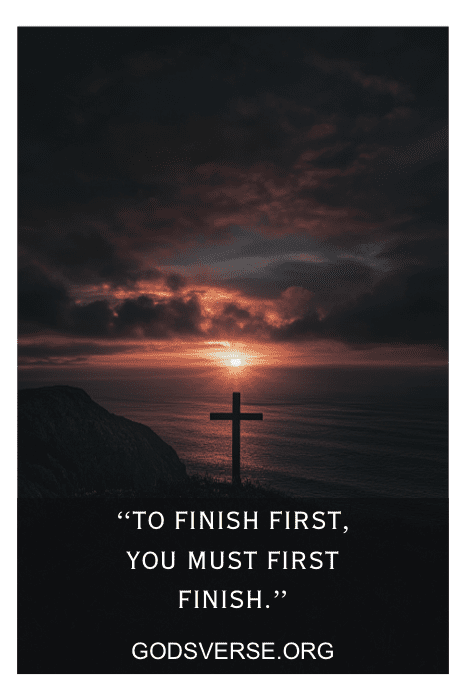 Cruz em silhueta ao pôr do sol em um penhasco, acompanhada da citação: "Para terminar em primeiro lugar, você deve primeiro terminar". Isso ecoa a sabedoria encontrada nas citações de Charles Swindoll. Godverse.org.