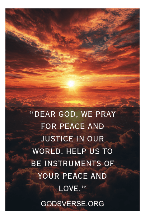 Atardecer sobre las nubes con una oración por la paz y la justicia, como susurrada durante un sentido servicio religioso. Visite GodsVerse.org.
