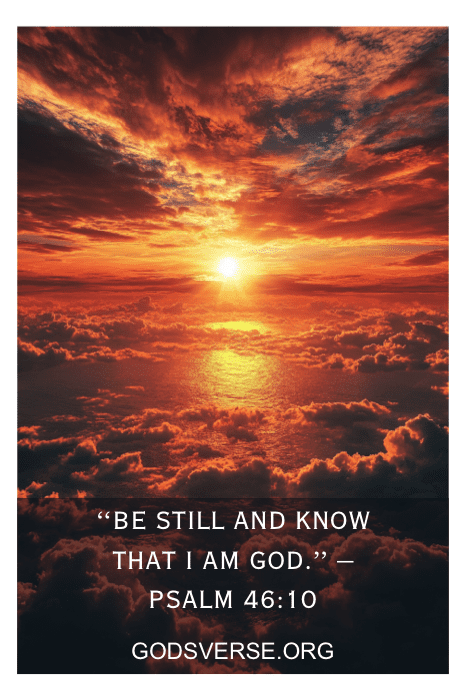 DramƔtica puesta de sol sobre nubes con la cita "Estad quietos y conoced que yo soy Dios". - Salmo 46:10. Un toque perfecto de serenidad para las citas de tu iglesia en Instagram. Visita godsverse.org.