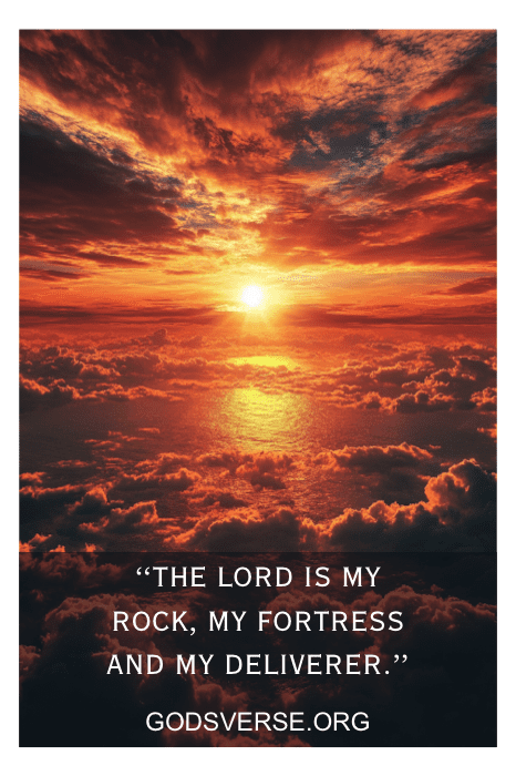 Fogosa puesta de sol sobre nubes con texto: "Centrándome en Dios, encuentro mi roca, mi fortaleza y mi libertador". - Godsverse.org.