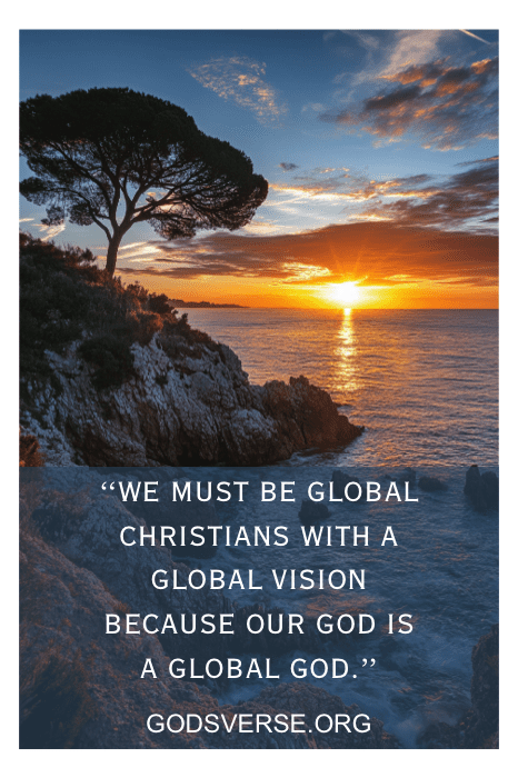Puesta de sol sobre el océano y la costa rocosa, siluetas de árboles grabadas contra la luz que se desvanece. Una devoción inspiradora se despliega, haciéndose eco de una visión cristiana global, conectando el corazón y el espíritu en la reflexión sobre la magnífica creación de Dios.