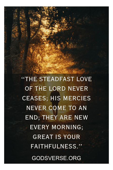 Un bosque al atardecer muestra un versículo bíblico sobre el amor inquebrantable y la fidelidad de Dios, que ofrece un consuelo similar al de Memorial Verses for Husband, de Godsverse.org.