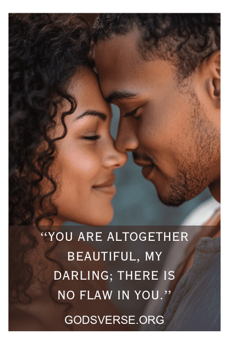 Um casal tocando as testas com os olhos fechados, acompanhado de uma citação abaixo sobre beleza e perfeição do Godsverse.org. Um momento perfeito que captura a essência do casamento, ecoando os sentimentos encontrados nos versículos bíblicos para casamentos.