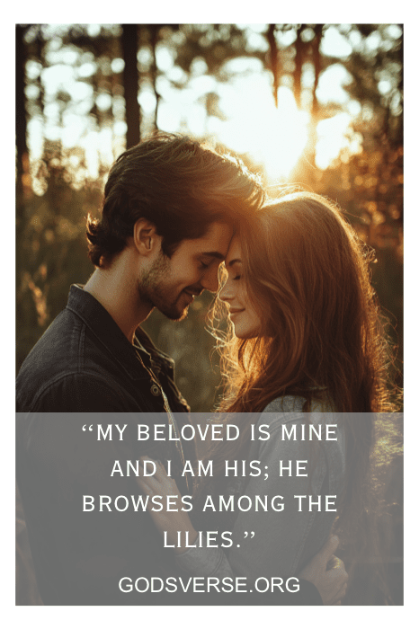 Una pareja tocándose suavemente la frente, con la cita: "Mi amado es mío y yo suya; él ramonea entre los lirios". Este hermoso momento es un ejemplo perfecto de las citas bíblicas sobre el amor mutuo entre esposa y esposo.