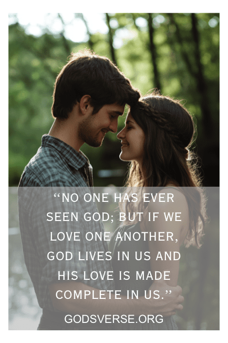 Um casal sorrindo um para o outro, com seus olhos refletindo um amor tão profundo quanto um versículo bíblico querido para um aniversário de casamento, com palavras sussurradas sobre amor e Deus.