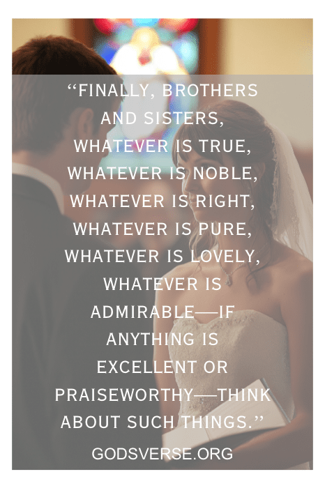 Noivos com uma sobreposição de versículo bíblico de Filipenses 4:8, capturando a verdade e a excelência, perfeito para um aniversário de casamento.