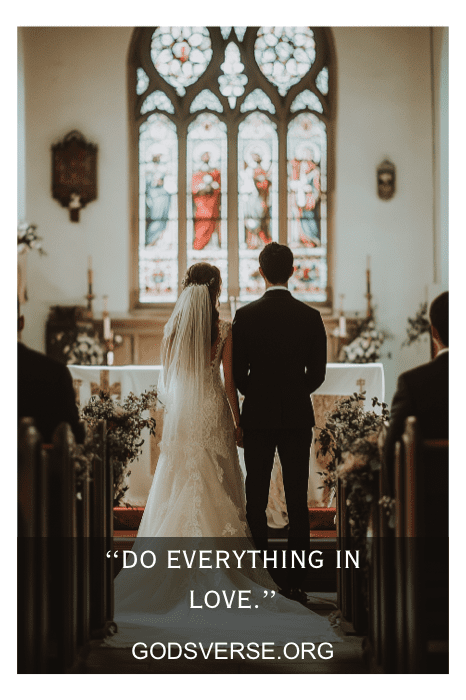 Noivos em pé no altar em uma igreja com vitrais, o texto diz: "Versículo bíblico para aniversário de casamento: Faça tudo em amor.