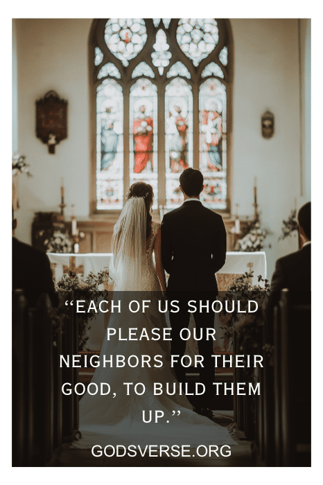 O casal está diante do altar em uma igreja adornada com vitrais, enquanto o texto com versículos bíblicos sobre casamento para cerimônias de casamento reflete uma mensagem sobre agradar os vizinhos.