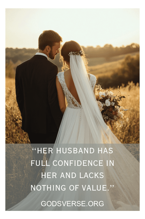 Novios en un campo al atardecer, con texto superpuesto sobre la confianza y el valor de Godsverse.org. Perfecto para compartir versos de San Valentín para el marido para expresar el amor y la fe, la captura de la esencia del romance bajo la atenta mirada de Dios.