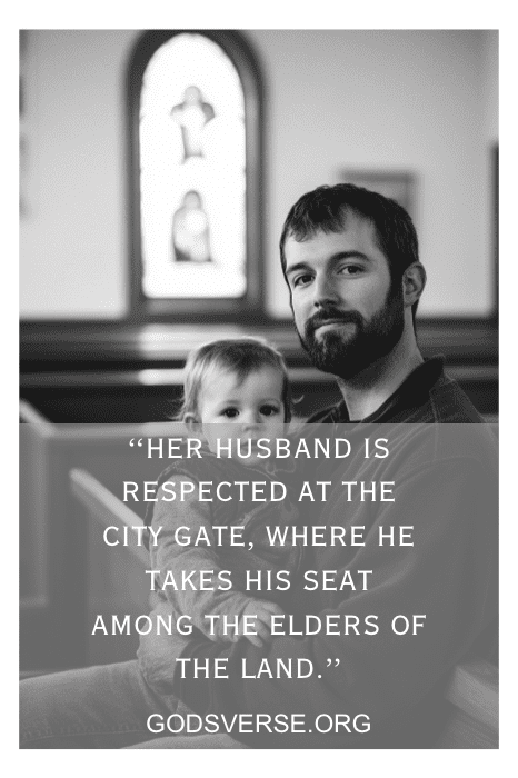 En una iglesia, un hombre sostiene a un niño, encarnando la esencia de la unidad familiar. Debajo de ellos, una cita inspiradora refleja lecciones de versículos bíblicos sobre cómo tratar a tu marido con respeto y gracia, haciendo hincapié en la fuerza que se encuentra en el liderazgo compasivo.