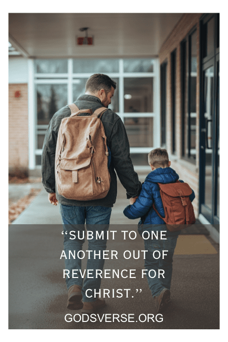 Un adulto y un niño caminando de la mano, con texto: "Someteos unos a otros por reverencia a Cristo", inspirándose en versículos bíblicos sobre cómo tratar a tu marido.