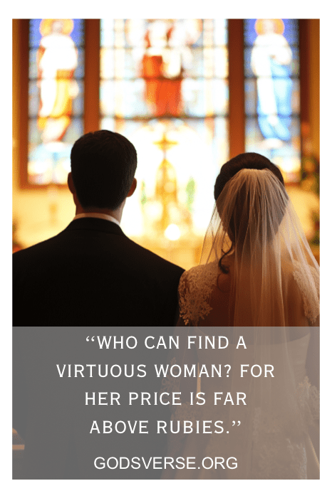 Novios en la iglesia con una cita sobre una mujer virtuosa de Godsverse.org, que refleja la sabiduría intemporal de los versículos bíblicos sobre el amor y el matrimonio RVR.