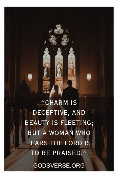 Um casal está em uma igreja com vitrais, com o ar repleto de reverência. Uma sobreposição de texto cita Provérbios não apenas sobre a natureza efêmera do charme e da beleza, mas também sugere versículos bíblicos sobre como encontrar um bom marido, enfatizando a sabedoria e a virtude.