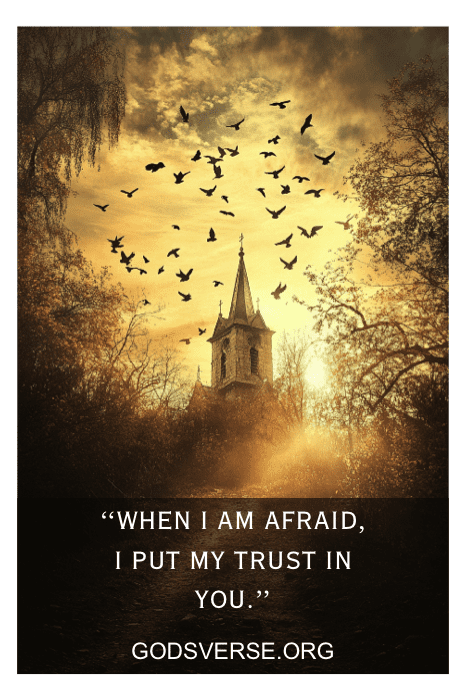 O campanário de uma igreja cercado por pássaros ao pôr do sol, com a frase "When I am afraid, I put my trust in you" (Quando tenho medo, confio em você), nos lembra de confiar em Deus nos momentos difíceis.