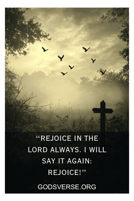 Cruz silueteada y pájaros al amanecer con una cita bíblica centrada en Dios: "Alegraos siempre en el Señor..." de godsverse.org.