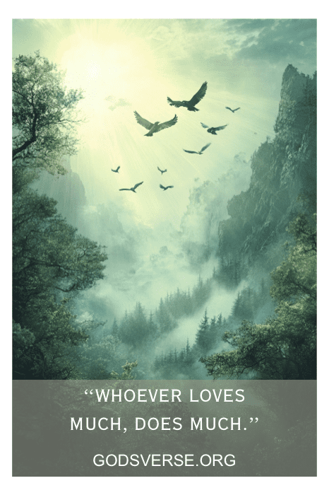 Los pájaros que planean sobre un bosque brumoso preparan el escenario para una inspiradora cita de devoción: "Quien mucho ama, mucho hace". Debajo, "GODSVERSE.ORG" invita sutilmente a descubrir más sabiduría edificante.