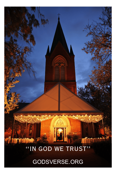 Iglesia al atardecer con una entrada iluminada muestra el poderoso mensaje, "En Dios Confiamos". Un dicho perfecto para la marquesina de una iglesia. Visita GODSVERSE.ORG para encontrar más frases inspiradoras que iluminan el camino de la fe.