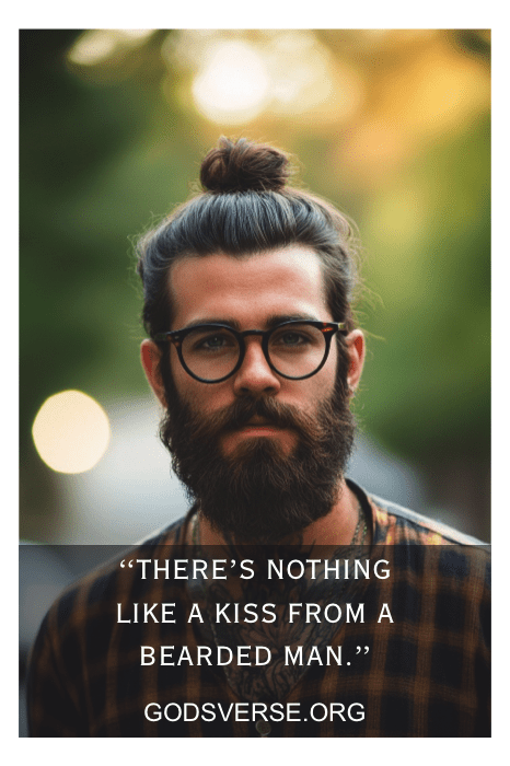 Hombre con gafas y barba al aire libre, el texto dice "No hay nada como un beso de un hombre con barba". Abraza la sabidurÃa en las citas de hombres con barba.