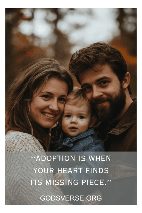 Una pareja sonriente sostiene a un bebé, con texto: "La adopción es cuando tu corazón encuentra la pieza que le falta. Las frases de adopción para hijos celebran este hermoso viaje.