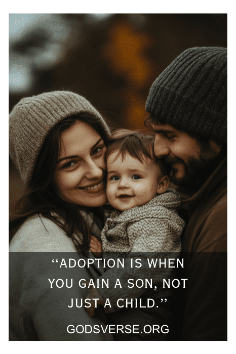 Una pareja sonriendo y sosteniendo a un bebé, con la cita superpuesta: "LA ADOPCIÓN ES CUANDO GANAS UN HIJO, NO SÓLO UN NIÑO". Esta conmovedora cita de adopción para hijos capta maravillosamente la conmovedora esencia de ampliar la familia a través del amor.