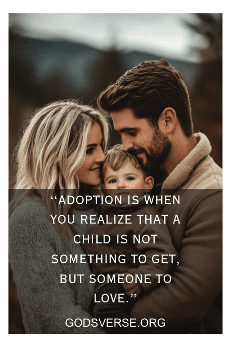 Una familia abrazando a un niño, destacando una cita sobre la adopción y el amor a los hijos de Godsverse.org.