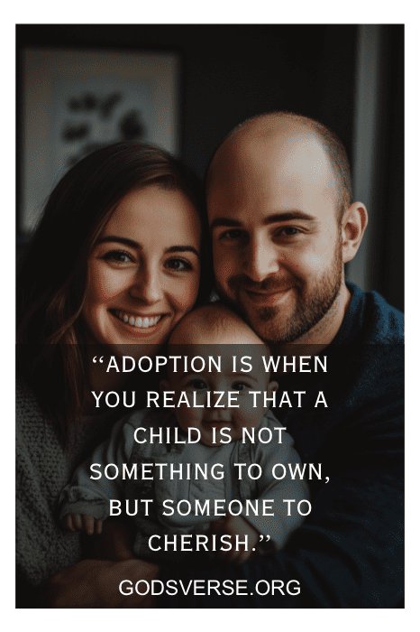 Una pareja sonriente con su bebé comparte una inspiradora cita sobre la adopción de godsverse.org, que destaca la alegría y el amor de su viaje.