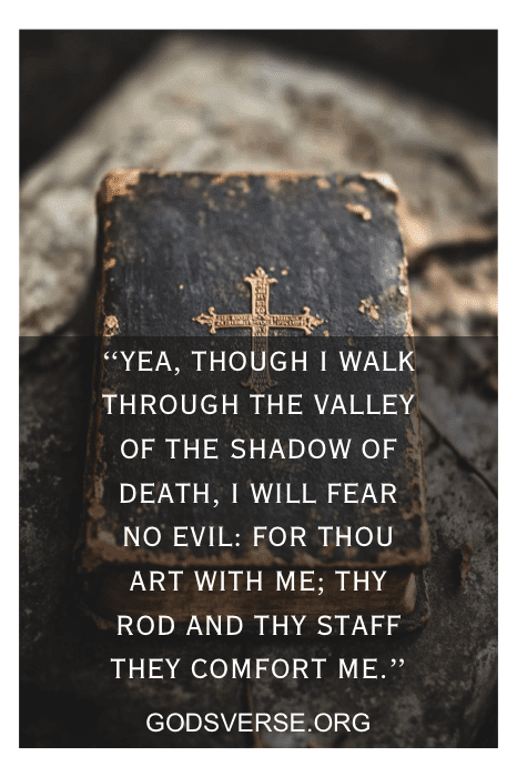 Una Biblia antigua con una cruz en la portada y un versículo bíblico superpuesto: "Aunque camine por el valle de sombra de muerte...". Esta poderosa imagen resalta citas bíblicas sobre el miedo y la ansiedad.