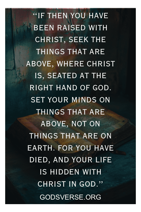 Biblia abierta sobre una superficie de madera con una cita sobre la búsqueda de cosas espirituales, tener una vida oculta con Cristo en Dios y comprender lo que dice la Biblia sobre la salud mental.