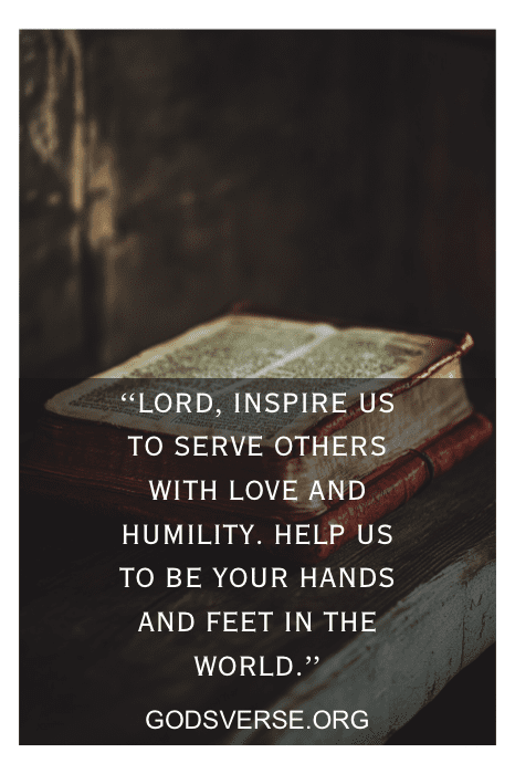 Uma Bíblia aberta com o texto: "Senhor, inspire-nos a servir aos outros com amor e humildade..." Um lindo sentimento para as Orações Dominicais da Igreja.