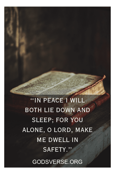 Una Biblia abierta sobre una superficie de madera con el texto: "En paz me acostaré y dormiré; porque sólo tú, Señor, me haces habitar seguro". Este versículo ofrece consuelo y seguridad, ilustrando lo que dice la Biblia sobre la salud mental y la paz que puede aportar.