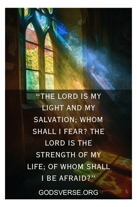 Um vitral com luz entrando, exibindo o texto: "O Senhor é a minha luz e a minha salvação; a quem temerei?". Esse poderoso versículo bíblico oferece conforto para aqueles que se sentem abatidos e desanimados.