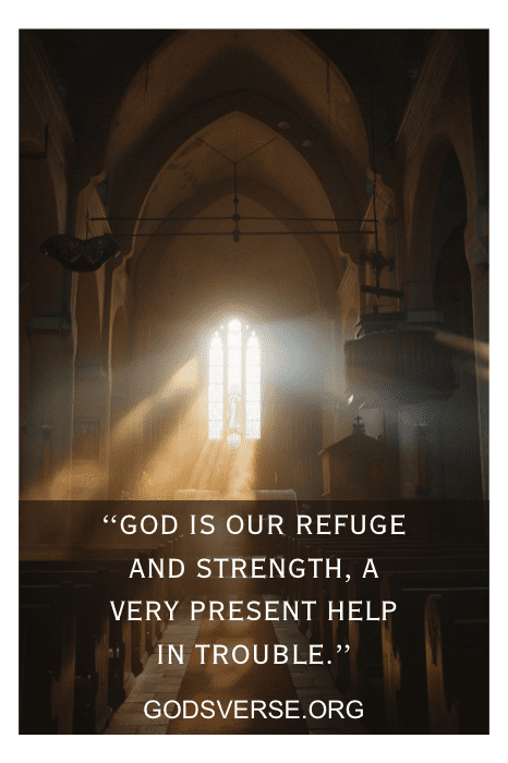 A luz do sol que entra em uma igreja pouco iluminada ilumina o texto: "Deus é o nosso refúgio e fortaleza, socorro bem presente na angústia". Os versículos bíblicos para quem se sente deprimido e desanimado nos lembram dessa verdade reconfortante.