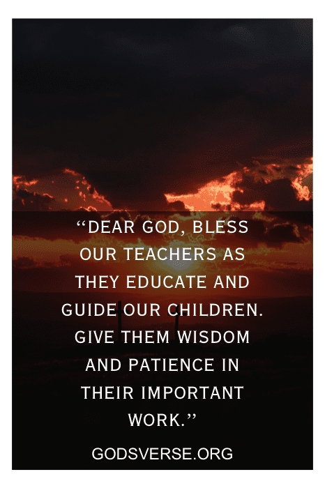 Citação no fundo do pôr do sol: "Querido Deus, abençoe nossos professores enquanto eles educam e guiam nossos filhos..." Aprimore suas orações dominicais para a Igreja com essa mensagem sincera.