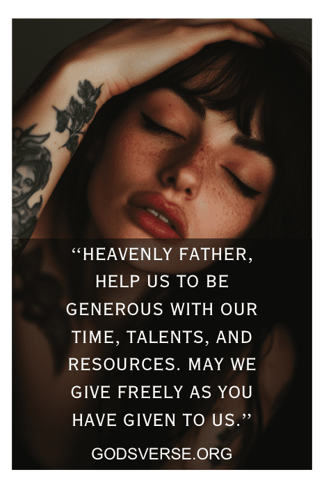 Mulher com tatuagens fecha os olhos em oração; o texto sobreposto diz "Sunday Prayers for Church": A Prayer for Generosity" (Oração pela Generosidade).